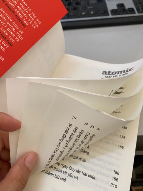 Nội dung sách thì chắc chắn là tuyệt vời rồi vì mình đã nghe sách nói nhiều lần, muốn đọc sách giấy nên mua. Gian hàng tiki đề sách là "chính hãng" nhưng mình cũng thấy khá bất ngờ khi rìa mấy trang sách đầu tiên bị cắt không hề "ngọt" kiểu như này. Vậy là sách chuẩn hay ko