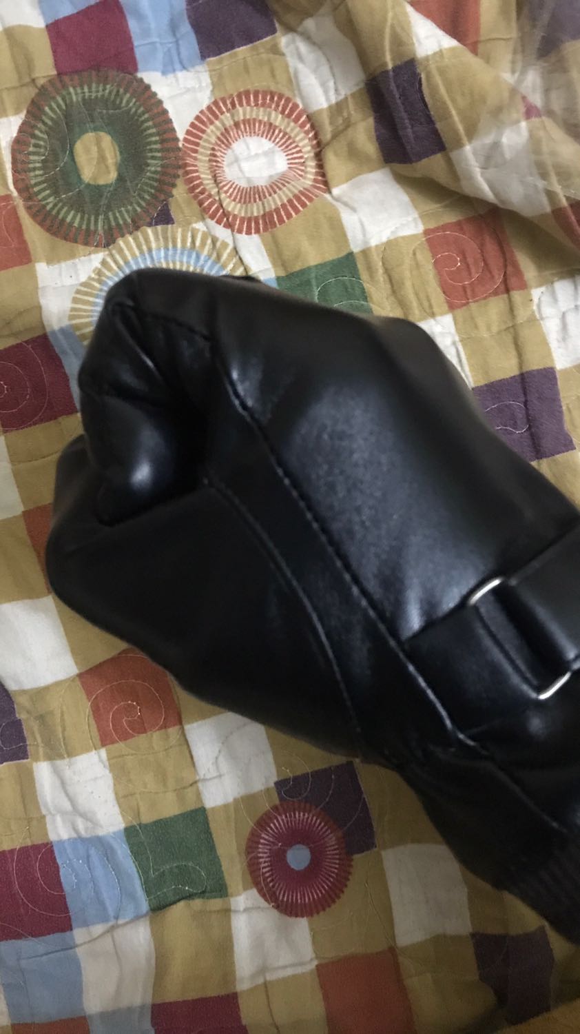 Gang tay đẹp. Da bóngđộ co giãn tốt. Đường may chắc chắn. Thiết kế được biệt cho phép thoải mái dùng điện thoại cảm ứng luôn. Găng tay ấm tiện dùng. Lớp bên trong giống như nhung ấy đeo rất dễ chịu và ấm, không có cảm giác cấn tay. Sản phẩm tốt 5 sao.