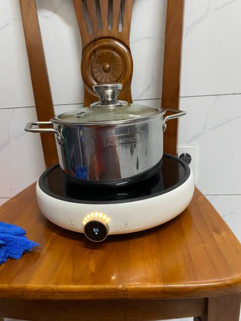 Mình mua bộ nồi này để tặng bà xã nhân ngày 8/3. Bà xã mình rất thích vì sự bóng đẹp của sản phẩm. Nồi khá dày và chắc chắn, tuy nhiên có 1 vết xước nhỏ tại 1 chiếc nồi có thể là do quá trình vận chuyển nhưng không ảnh hưởng đến chất lượng của sản phẩm.
Tiki giao hàng nhanh, đóng gói hàng chắc chắn nên mình khá an tâm.