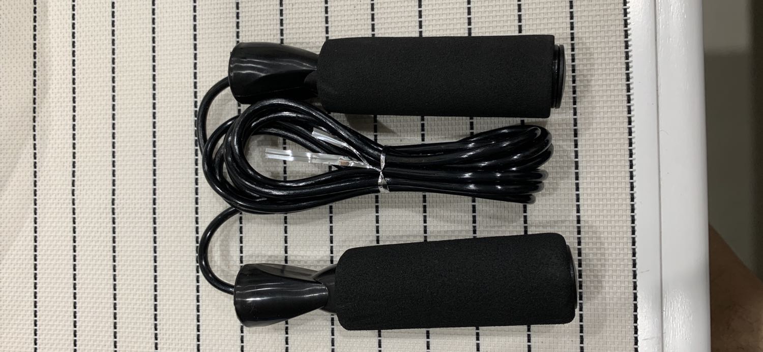 Sản phẩm đóng gói gọn gàng. Tay cầm nhẹ và mềm, dây nhẹ dẻo, kha ổn trong tầm giá