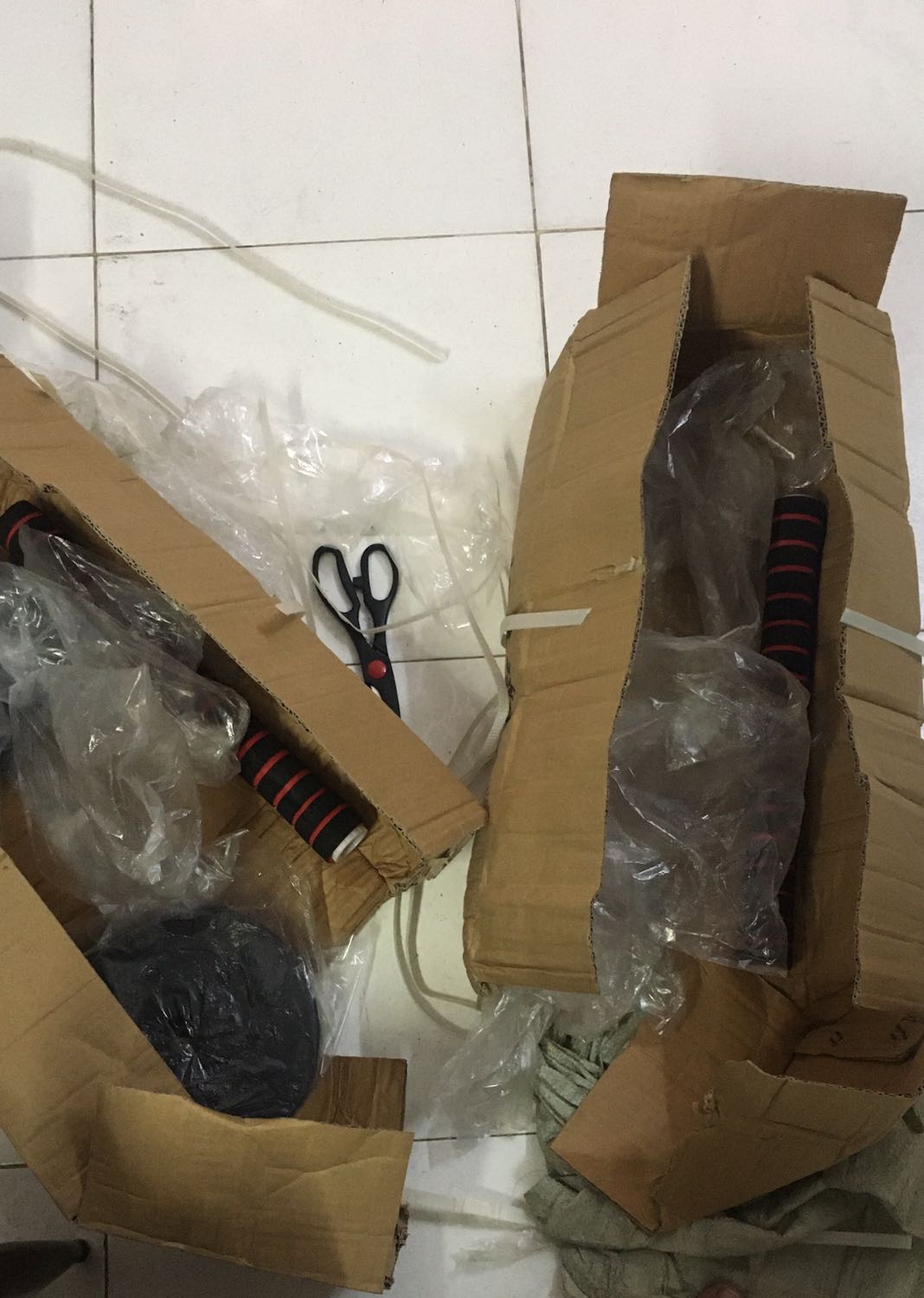 Bộ sản phẩm thiếu 2 thanh lắp tạ! Không thấy thông tin để liên hệ lại bên cửa hàng.