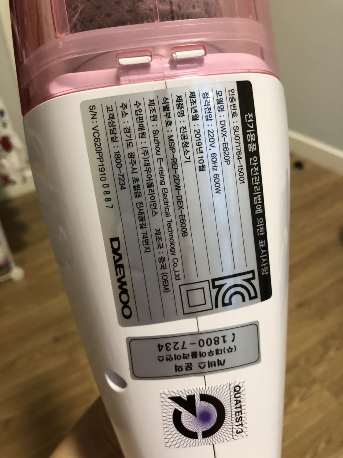 Máy gọn nhẹ, dễ thao tác, dễ dàng vệ sinh cho máy sau khi hút bụi, mẫu mã đẹp, giá quá hợp lý. Lực hút mạnh, công sức lớn nên máy nhanh nóng, tiếng ồn chỉ như máy sấy tóc thôi. Sản phẩm phù hợp cho nhà & căn hộ nhỏ; hoặc nhà có robot hút bụi nhưng không hút được bụi trên cửa sổ, cầu thang, ngóc ngách nhỏ,....máy Daewoo của Hàn Quốc sản xuất tháng 10/2019.