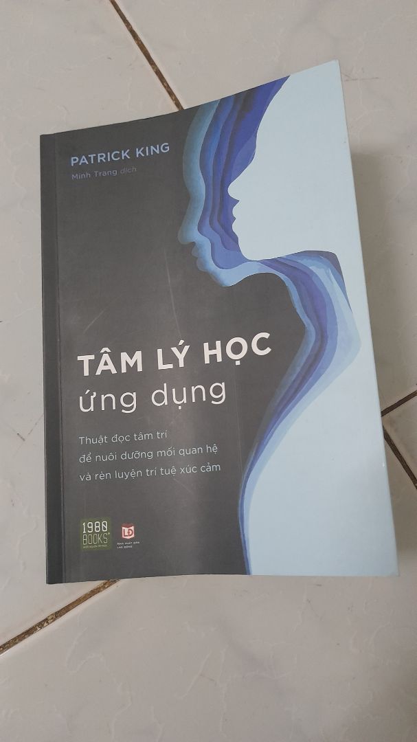 Tui thề là tui lọt hố quyển này luôn rồi. Mua về mới đọc đc nữa quyển hoi. Mà thấy như đc khai sáng bộ não *** sì này. Kiến thức thực tế *** chưởng. U là chời. Lần đầu mua sách tâm lí đọc mà cảm thấy nó đáng kinh khủng. Mua về đọc đi mn.
