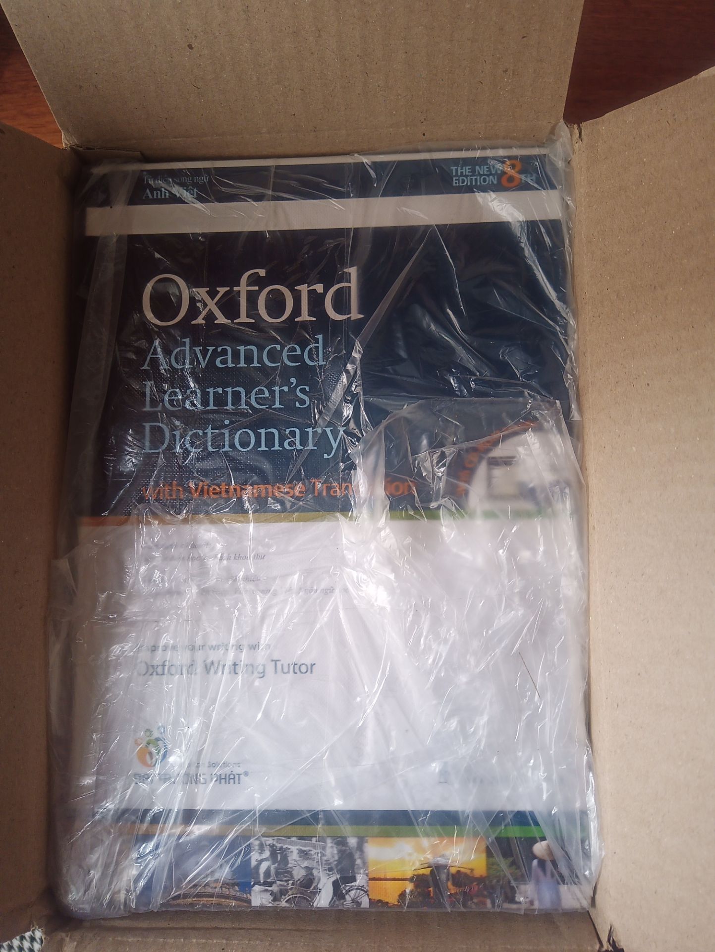 Sách bị sờn và nhăn bên trên, cảm giác giống bị gặm hay đè cong á. Sách còn bám bụi nữa. Mình mất tiền mua sách, cuốn này cũng hơn 600k mà không nỡ lau cho mình. Giao hàng nhanh. Đọc thấy nhiều người review tệ rồi nhưng vẫn mua vì thích quyển này. Mà đúng như review luôn.