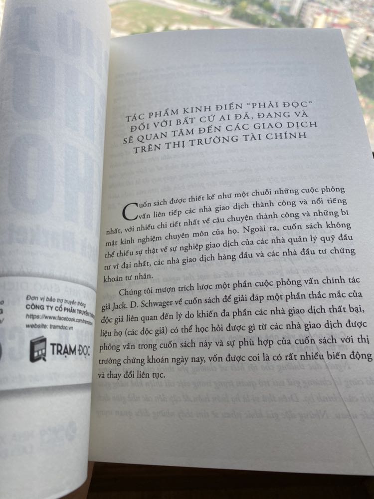 Cuốn thứ hai mình mua sau cuốn đầu (bản cập nhật). Nội dung vẫn cuốn hút như vậy, đáng đọc và nghiền ngẫm, nhiều thông tin hữu ích về trading!