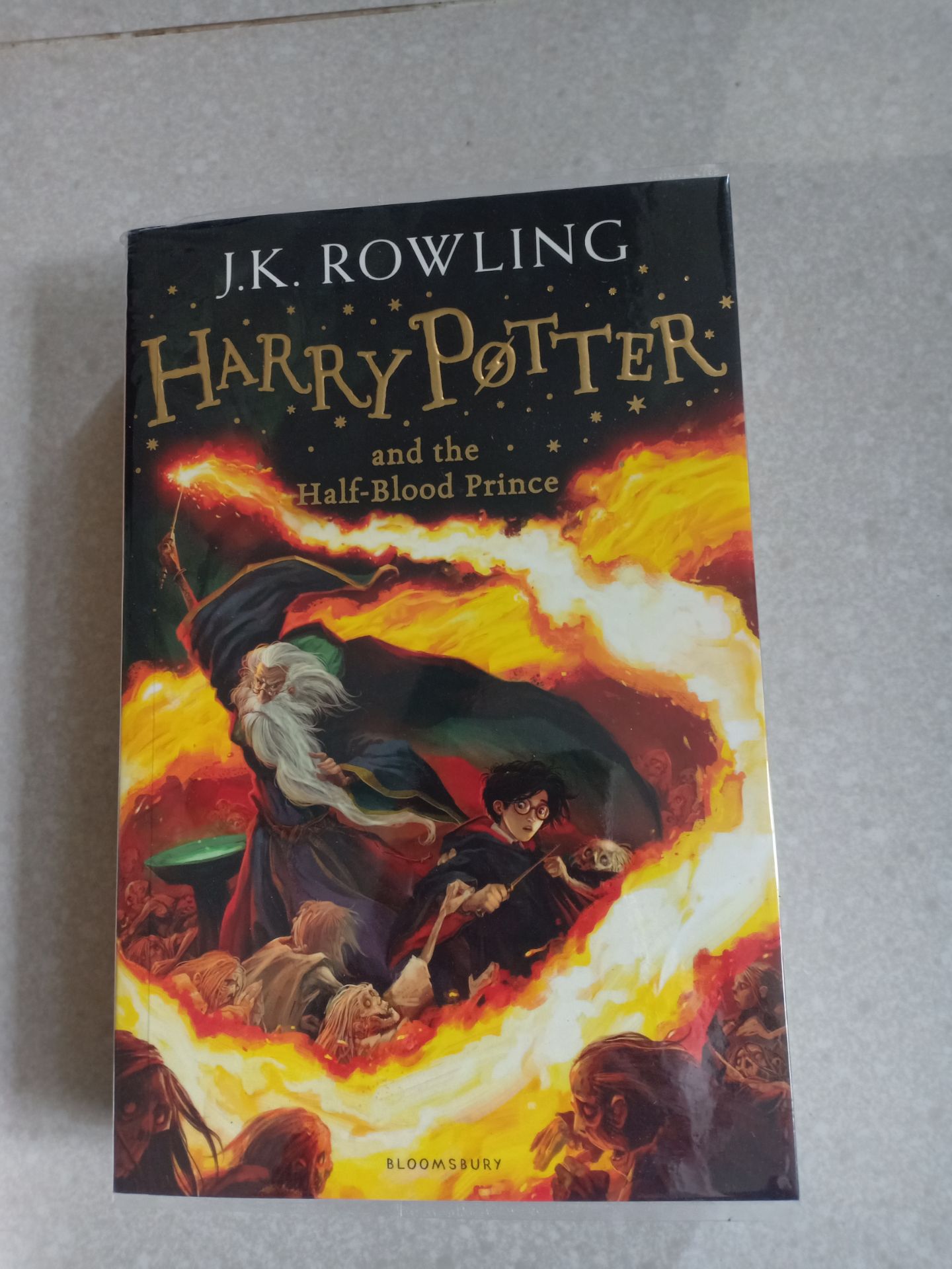 Mình đã mua edition này gần hết series rồi vì bìa đẹp quá. Sách gáy đóng chacw chắn, giấy màu đẹp font đẹp, nhẹ. Tiki đóng gói cẩn thận nữa.