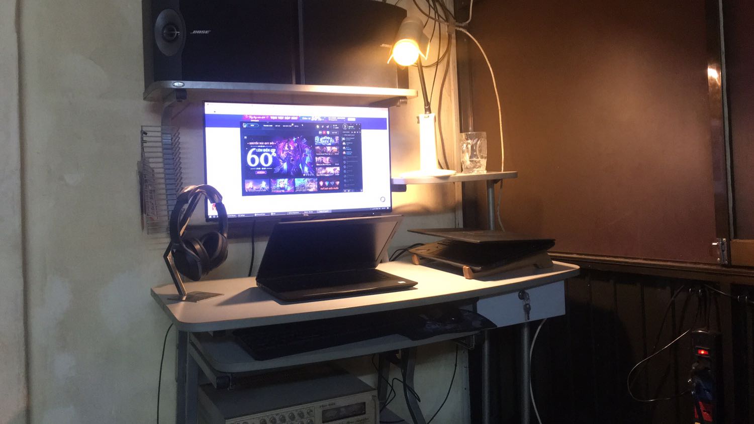 Về Tiki:
 - Giao nhanh, nhưng đưa kình thùng bị lủng 1 ít ngay màn hình thì hơi k thích
 - Lúc mới nhận thì hơi lo do nó lủng 1 lỗ ngay mặt thùng màn hình luôn nhưng may mở ra k bị ảnh hưởng bên trong.
Về sản phẩm:
 - Màn hình phê lắm các bạn, mỏng, đẹp. Bảo hành thì kích hoạt tận 22/04/2023 nên khá ok. Còn về chất lượng thì thời gian sẽ trả lời.
 - Tuy nhiên hình như bị hở sáng thì phải, dòng ultrasharp này hay bị hay sao ấy mà k tránh khỏi nên 4 sao thôi.