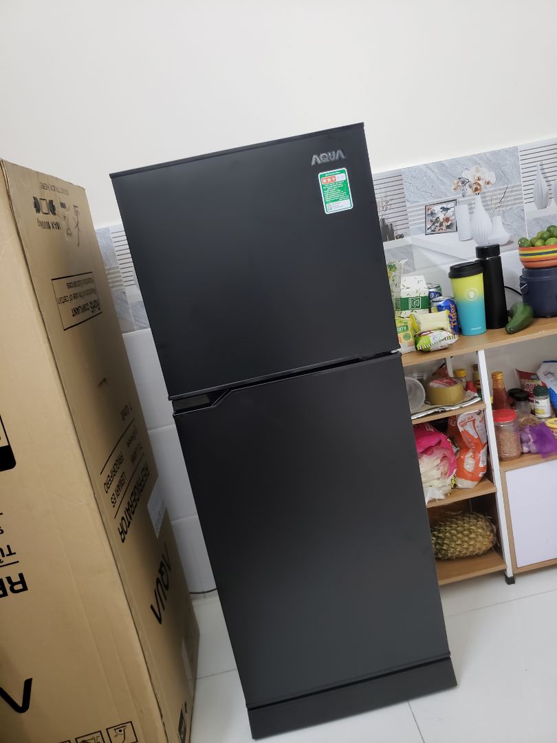 Bạn giao hàng Tiki rất nhiệt tình. Đợi mình làm về, khiêng lên lầu 1 rất vui vẻ..
Tủ đẹp, nhỏ gọn phù hợp 1-2 người dùng. Tủ hoạt động, có tiếng hơi ồn nhưng không đág kể. Sau 6 tiếng nhận hàng, bóc keo xanh ra thì có vết xước như hình, không biết có ảnh hưởng gì đến chức năng không 😥😥