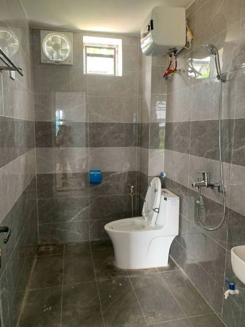 Sp nhựa như ***, đúc thì đầy ba via, trông như ***, banh xe thì kẹt, rít, khó quay, thương cu shiper nên lấy tạm.. Hàng vn chất lượng thấp!