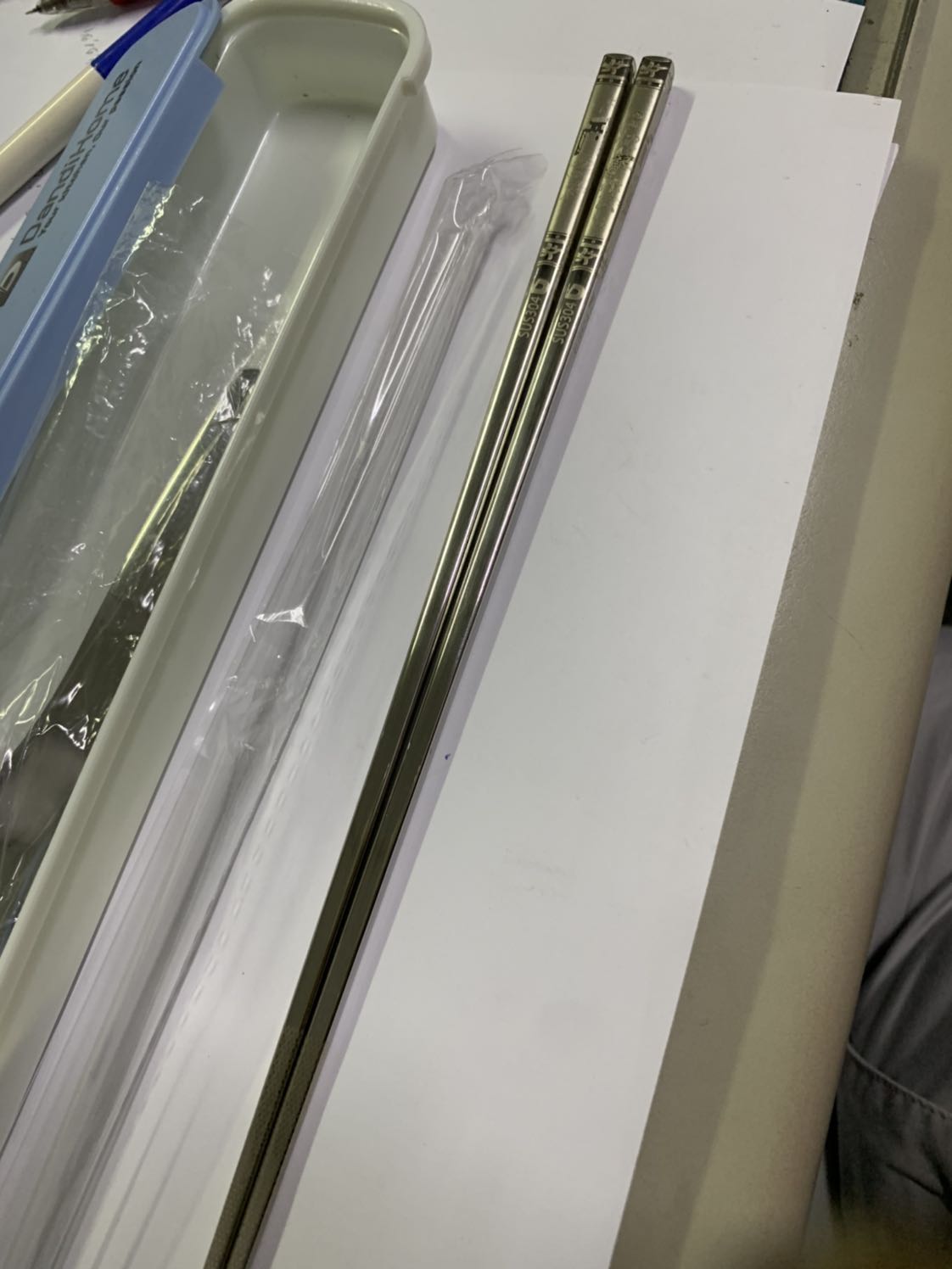 Mới nhận đc hàng tức thì, đẹp. Qua thời gian sẽ thế nào thì chưa biết. Nhưng mới nhận mở ra xem thấy chất lượng, cầm nặng tay.