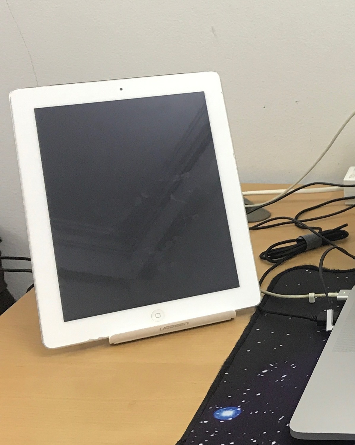 Tôi rất thích sản phẩm này. Dùng cho phone hoặc tablet đều OK. Có thể gập gọn bỏ trong balo mang đi tiện lợi.