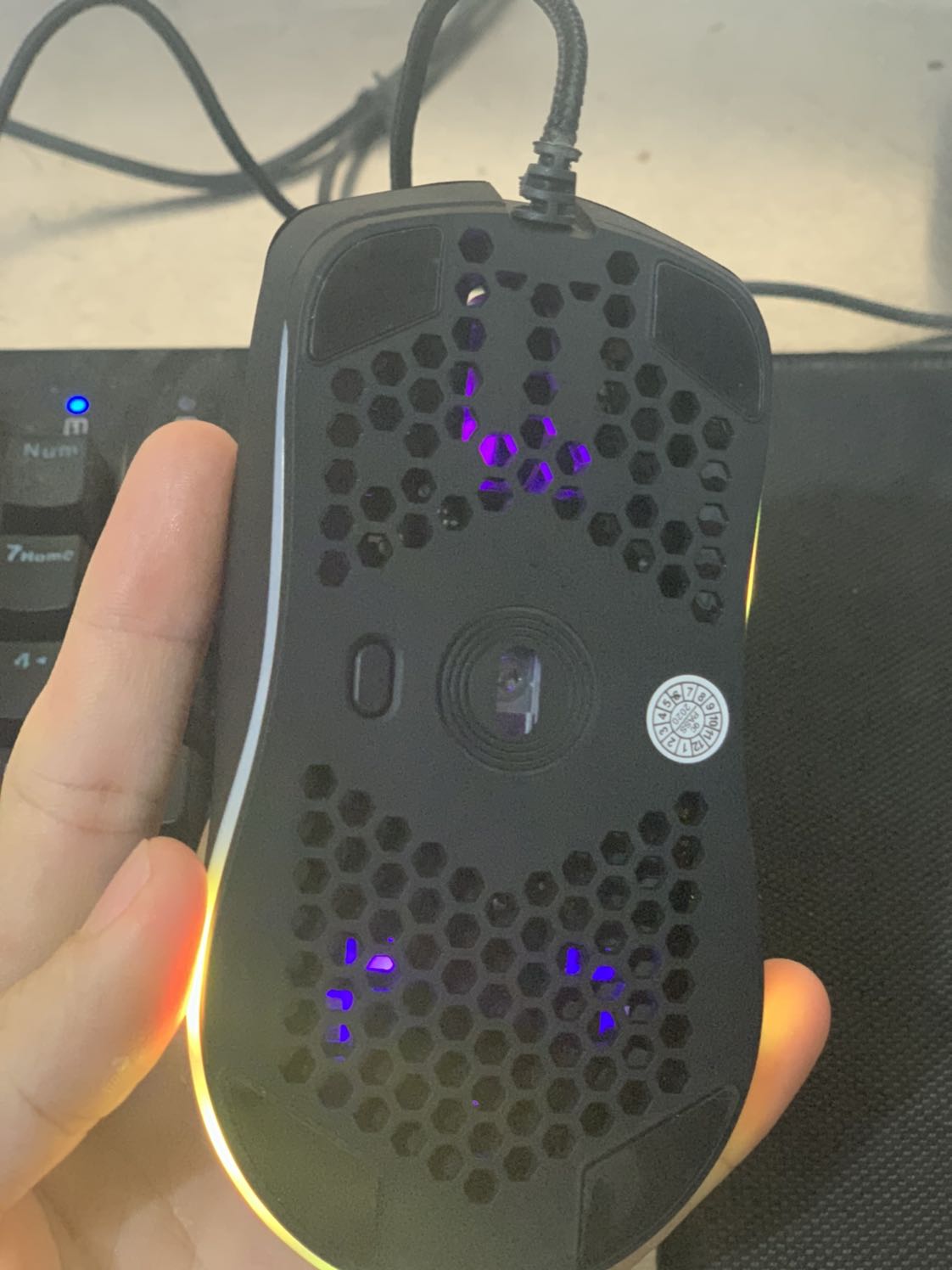 Nói chung phải cầm lên tay trải nghiệm mới đánh giá hêys được sản phẩm. Thiết kế rất lạ xuyên thấu bằng lỗ tổ ong, cầm tạo cảm giác lạ thoáng tay. Logo đèn led rất tuyệt vời, đèn led kiểu rất công nghệ. Chuột nhanh nhạy, bấm nảy. K có gì để chê