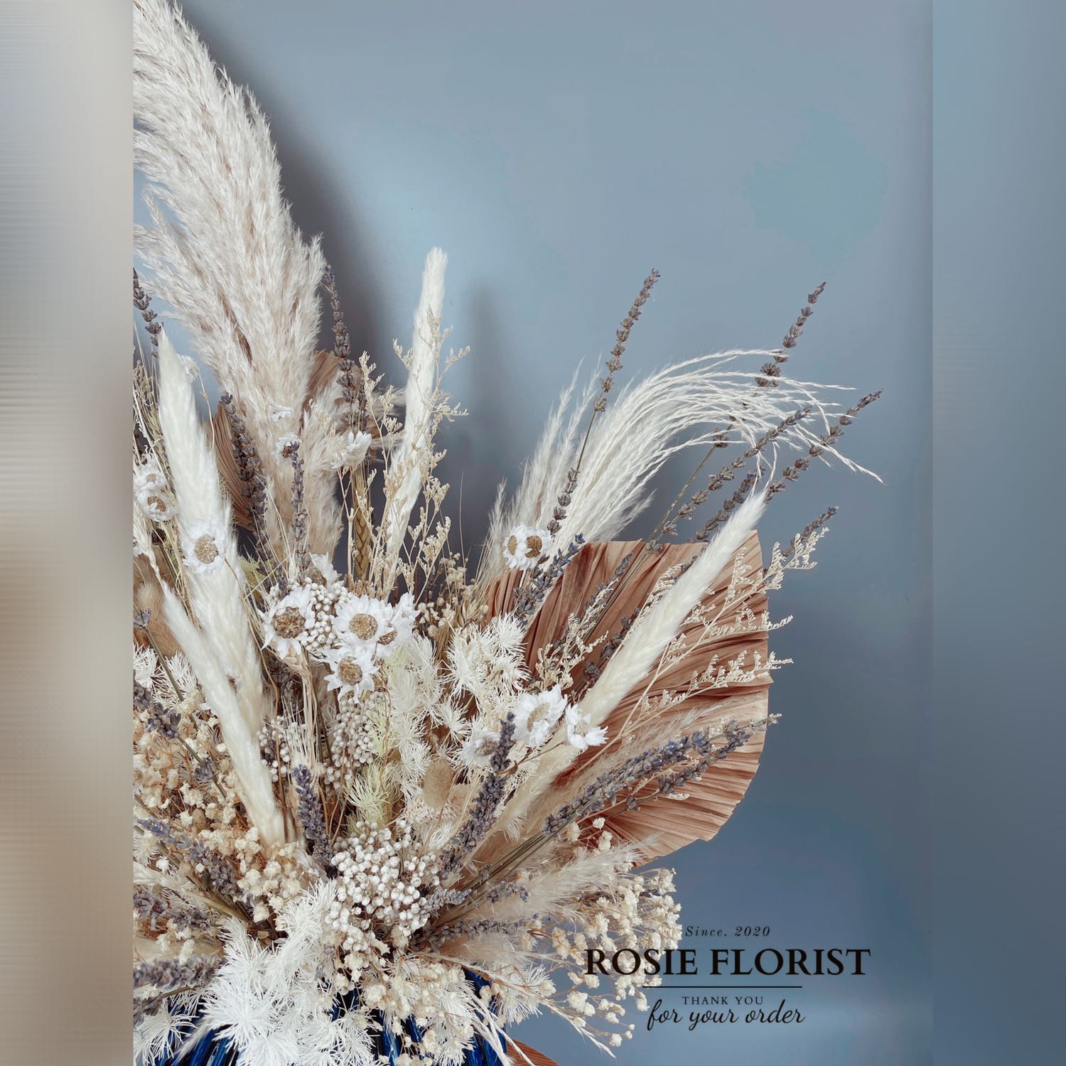 Cuốn này mình đã đọc xong và để tại bàn làm việc tại cửa hàng của mình nên ko có ảnh từ sách. Đa phần m luôn tỏ sự hài lòng về sách mua tại tiki. Nội dung thì m thấy ok. Tác giả vs quan điểm khách quan, phù hợp vs ai đã có 1 vài thông tin hay đã đọc ít nhiều về những cuốn như: ăn ít để khoẻ; nghịch lý rau của quả; làm sạch mạch và máu... đại loại. Chúc các bạn sẽ tìm dk những nguồn kiến thức phù hợp.