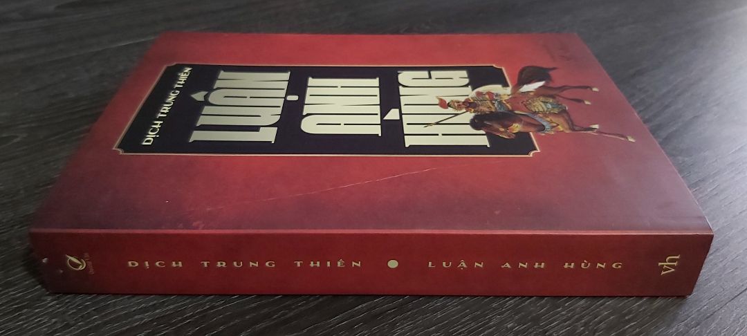 "Tùng tờ, từng tờ sách sử được lật sang bên. Hiện ra trước mắt chúng ta là những tên tuổi rất quen thuộc mà năm tháng còn lưu lại: Hạng Vũ, Tào Tháo, Võ Tắc Thiên, Hải Thụy, Ung Chính. Họ đúng là một trong số những nhân vật u tú nhất, kiệt xuất nhất trong lịch sử Trung Quốc. Sự nghiệp của họ không thể phai mờ, hình tượng của họ luôn chói sáng, câu chuyện của họ được lưu truyền mãi, sức cuốn hút của họ vẫn còn mãi. Đối với đúng sai, công tội, thiện ác, được mất của họ, người đời có thể bàn luận mãi mãi, nhưng cũng chính vì những điểm này chẳng phải đã chứng minh rõ, họ là những người phi phàm? Nhưng không có ai không là nhân vật đầy tính bi kịch."