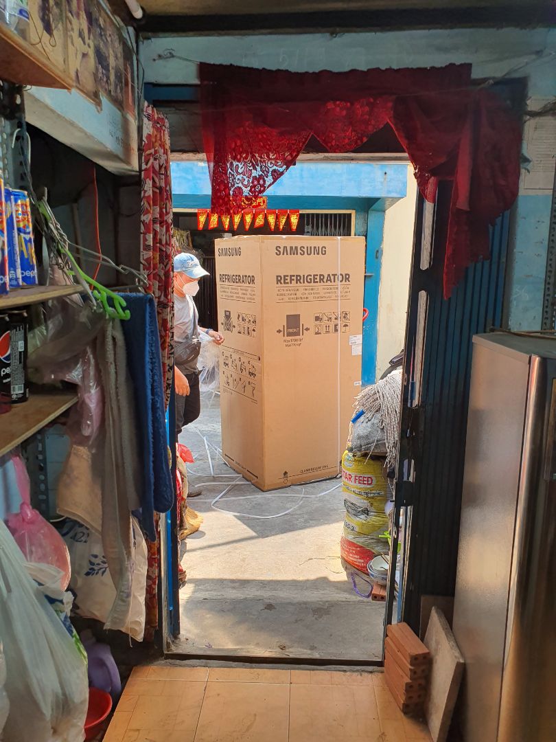 Giao hàng nhanh chóng đúng giờ. Nhân viên giao hàng nhiệt tình. Tủ hoạt động êm ái.