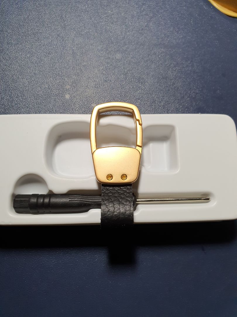 Rất hài lòng. mẫu mã đẹp. không có khoen. giảm tiện ích khi có kèm vít cạy khoen gắn chìa khóa.