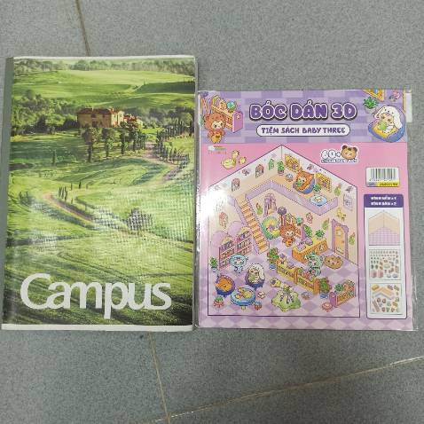 Bé nhà mình thích loại xếp căn nhà này nên thấy Tiki có nên mua. Bự so với tưởng tượng. Gần bằng cuốn tập B5. Loại này chi tiết to, phù hợp bé mình 7 tuổi, đỡ nhức mắt. Nhược điểm là sticker có viền trắng, không phải dạng trong suốt. Cái này to, không cần nhíp.