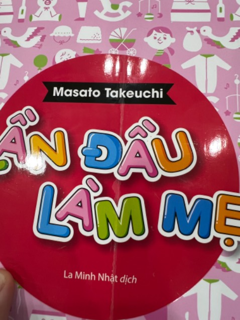 Đóng gói thì cẩn thận nhưng mở ra đã gãy gập luôn bìa sách. Với chất lượng đóng gói như vậy thì không thể nào sách bị gãy trong quá trình vận chuyển được, đây là lỗi từ người bán thấy bìa sách gãy nhưng vẫn cố tình đóng gói ship tới tay khách hàng, xứng đáng 1 sao.