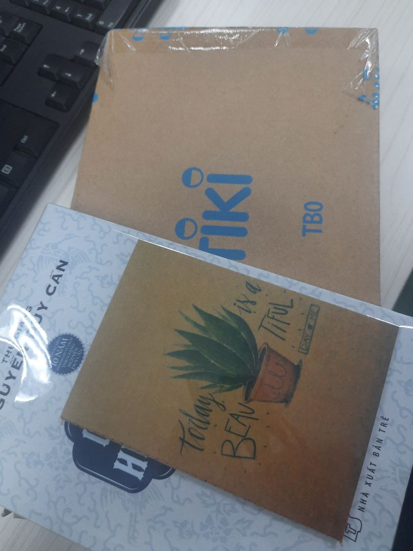 mua sách qua Tiki là bao yên tâm rùi, đóng gói đẹp, kỹ, lại giao nhanh. Sách cũng được bookstore gói cẩn thận. Cảm giác như được nhận quà ^^