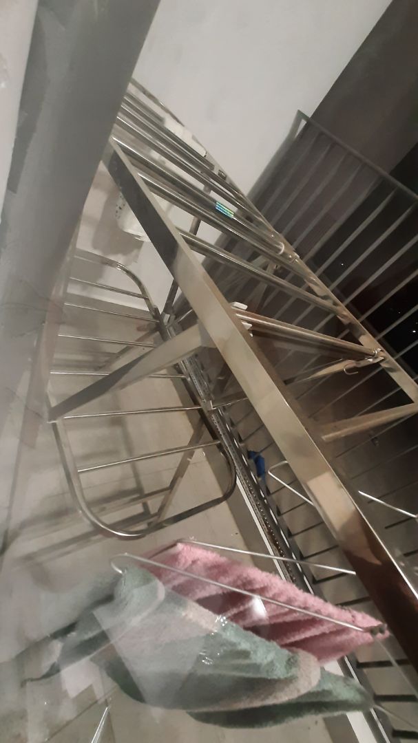 giàn gấp lại gọn ơi là gọn luôn, tiện lợi, dễ dùng. nhưng gió thổi mạnh là sẽ rơi đồ í. mình thik có những khoen nhỏ để giữ cố định móc quần áo nè