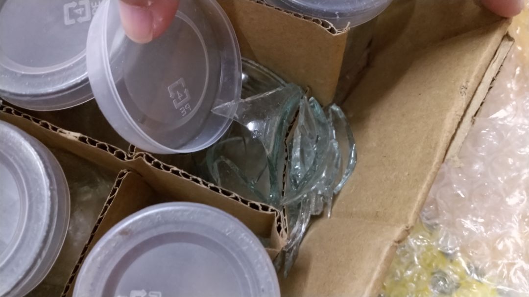 Thủy tinh cũng được. Bị vỡ mất 1 lọ