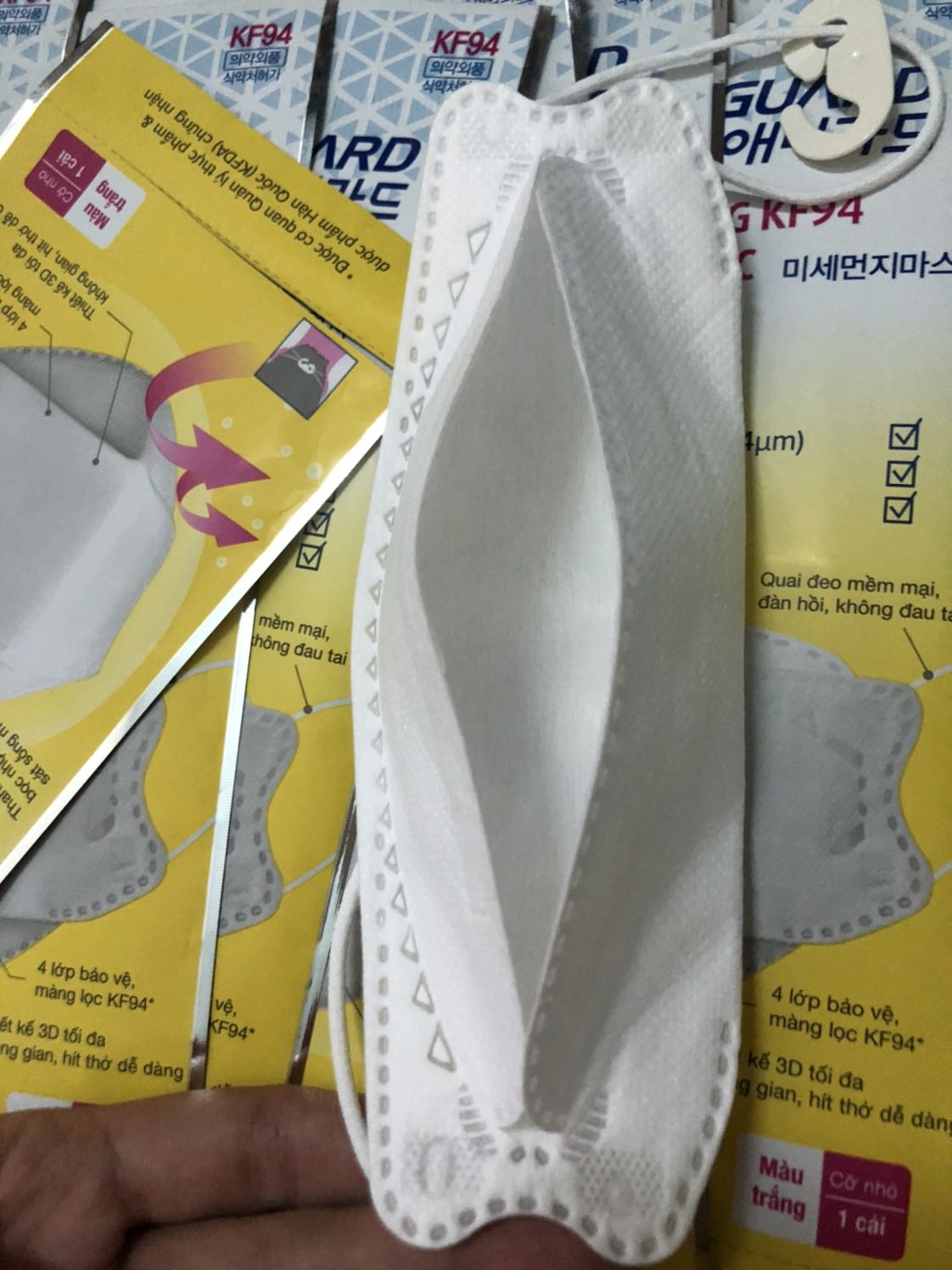 Hàng ổn lắm, thích nhất là hàng niêm lại. Khi sử dụng phải cắt bao bì, nên mình nghỉ an toàn  hơn . Chỉ có giá chát quá thôi. Mà đang mùa dịch nên chấp nhận thôi