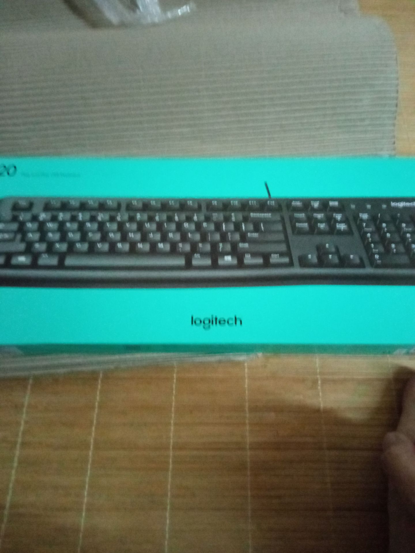 chiều hôm trước đặt hàng mà đến trưa hôm sau em đã nhận được hàng. Giao hàng nhanh bất ngờ. Tuy nhiên nếu đã đóng gói gửi đi xa thì bộ phận đóng hàng nên chú ý bọc nylon cả 2 đầu hộp tránh nước vào sản phẩm thay vì quấn mỗi chính giữa hộp sản phẩm. *** thử thì thấy gõ phím nhẹ và êm. Hy vọng các ký tự trên đó không bay nhanh như cái bàn phím VITRA GK608 em mua chỗ khác