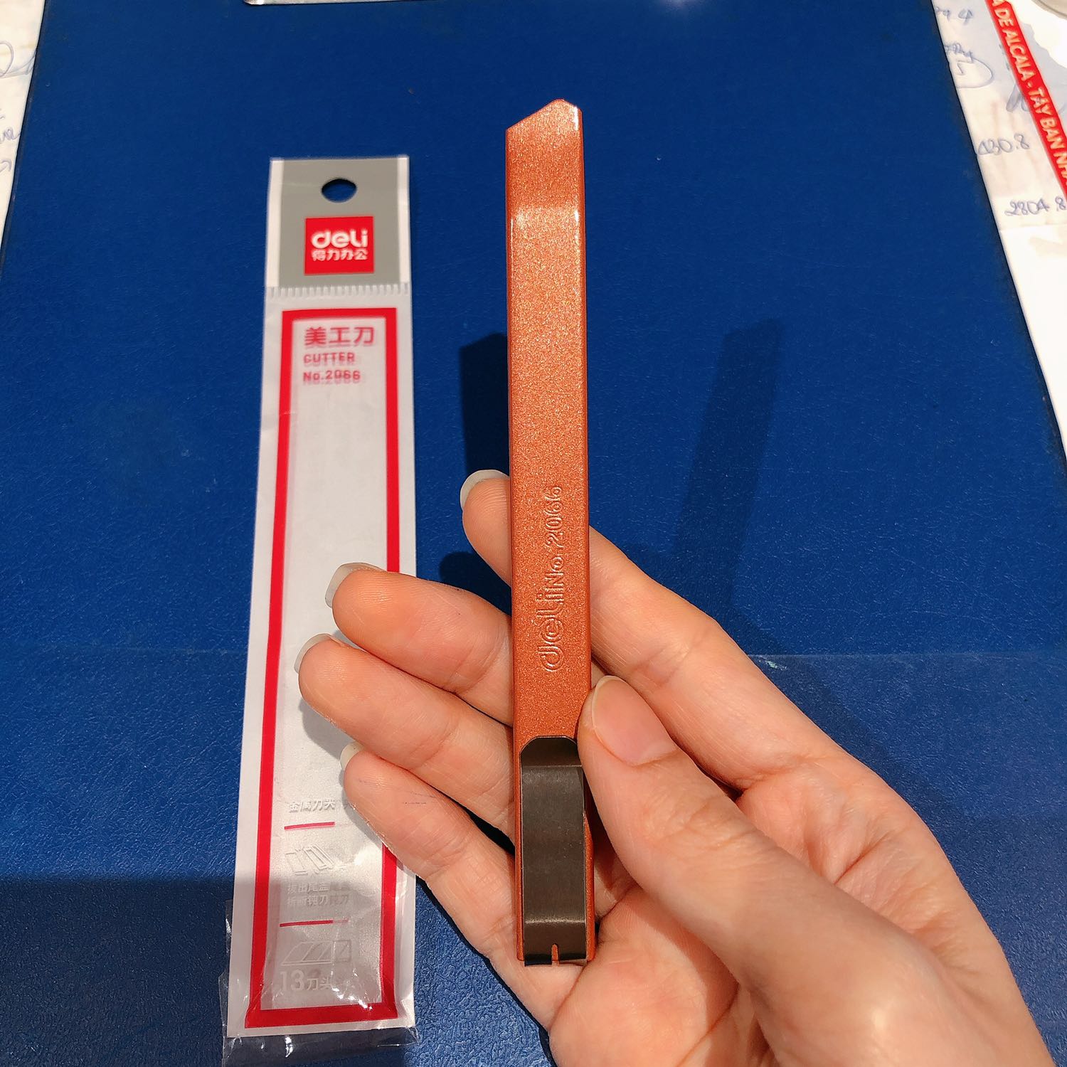 Dao cầm chắc tay, chất inox mạ màu rất đẹp & sang. Khớp trượt rất mượt mà. Giá rẻ nữa. Rất ưng ý