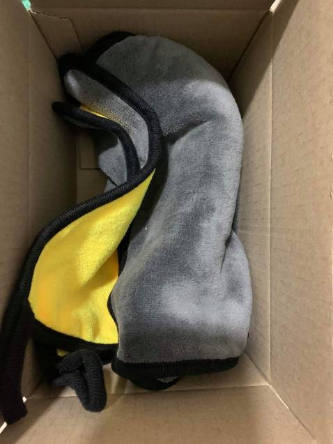 Shop giao đủ hàng, khăn dày, xịn thật sự. Viền may cũng xịn luôn. Lau xe cũng không để lại vệt nước thật. ưng quá