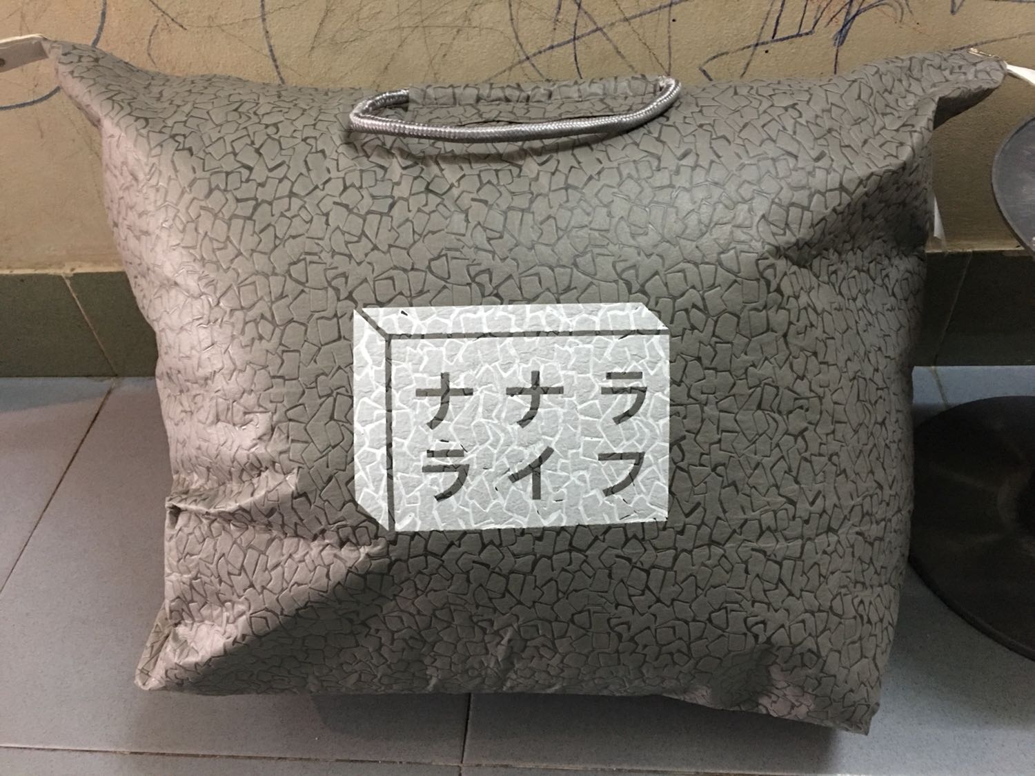 Vừa rinh về xong. Mình mua màu xanh . Túi bọc chắc chắn, đẹp mắt, chăn dày dặn, lớp nhung đan tinh xảo, lông cừu dày và mềm. Tem mác đầy đủ.  Màu sang trọng. Rất hài lòng