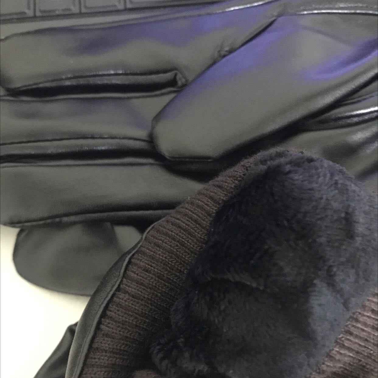 Găng tay da tốt dùng ok. Da mềm mại có lớp lót. Cảm ứng điện thoại tốt. Sản phẩm đáng mua. Ủng hộ dhop 5 sao. Cảm ơn shop.