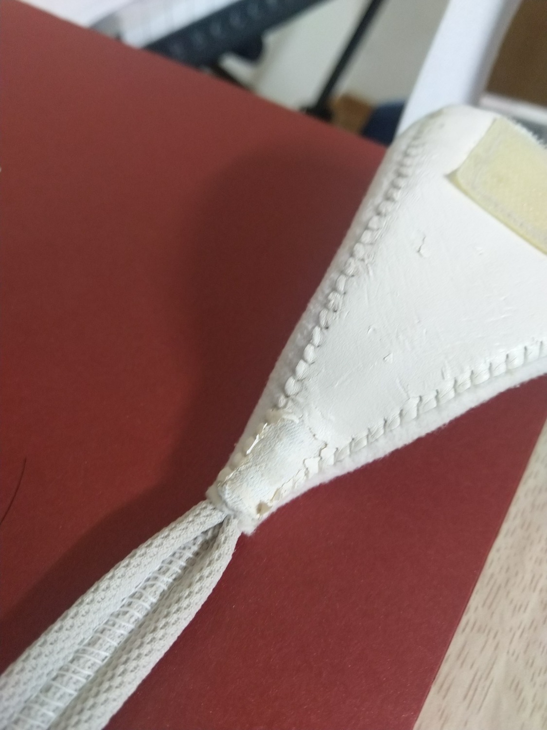 Đây là đã sản xuất từ lâu tồn kho không bán được . Bằng chúng là tất cả lơp giả da mầu trắng khi mua về đã hoặc mủn thành bột, hoặc vỡ vụn bong tróc. (Xem hình đính kèm). Tiki  nên hủy quảng cáo sản phẩm này để tránh cho người mua khác chịu thiệt thòi