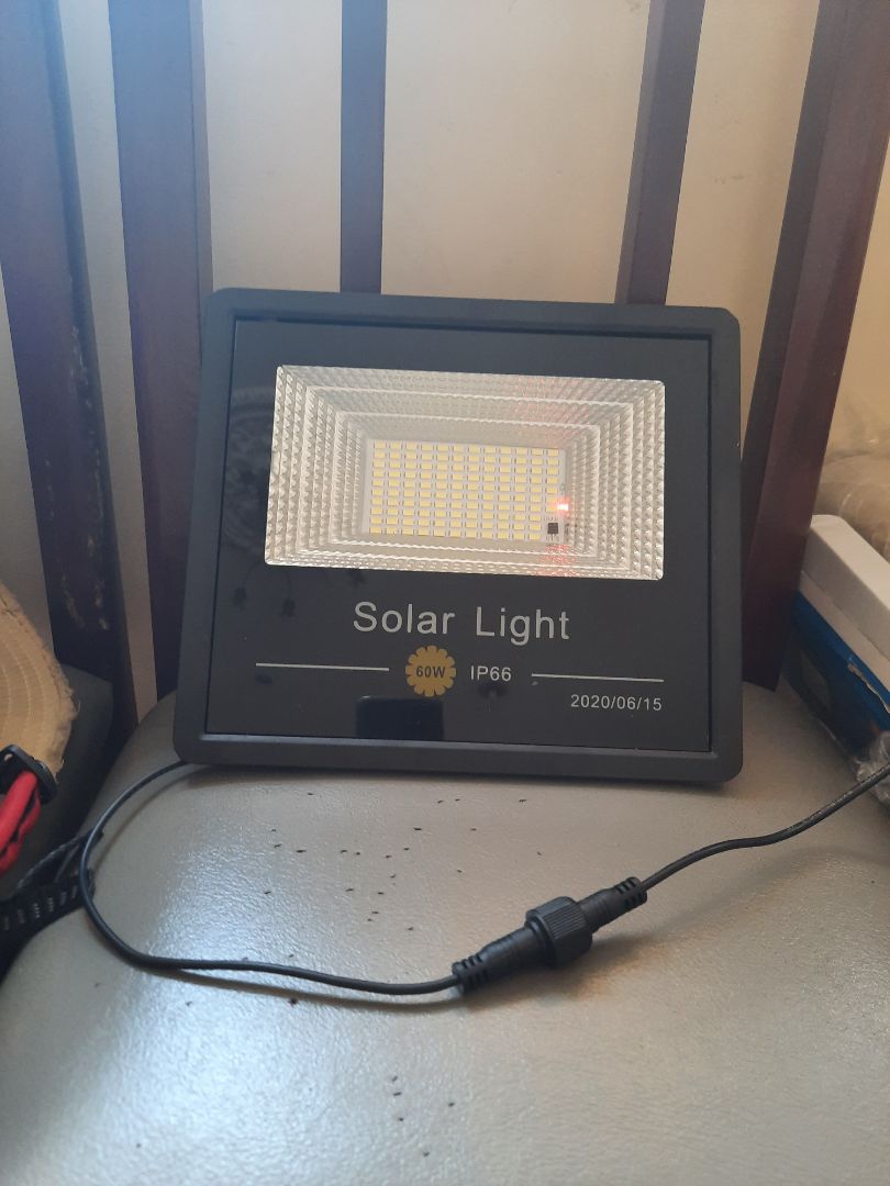 lần này đóng gói sơ xài quá. xạc 2 ngày mà khg vô điện, chỉ có 1 chấm chớp hoài. Mở đèn lên chưa được 1 p đã tắt.