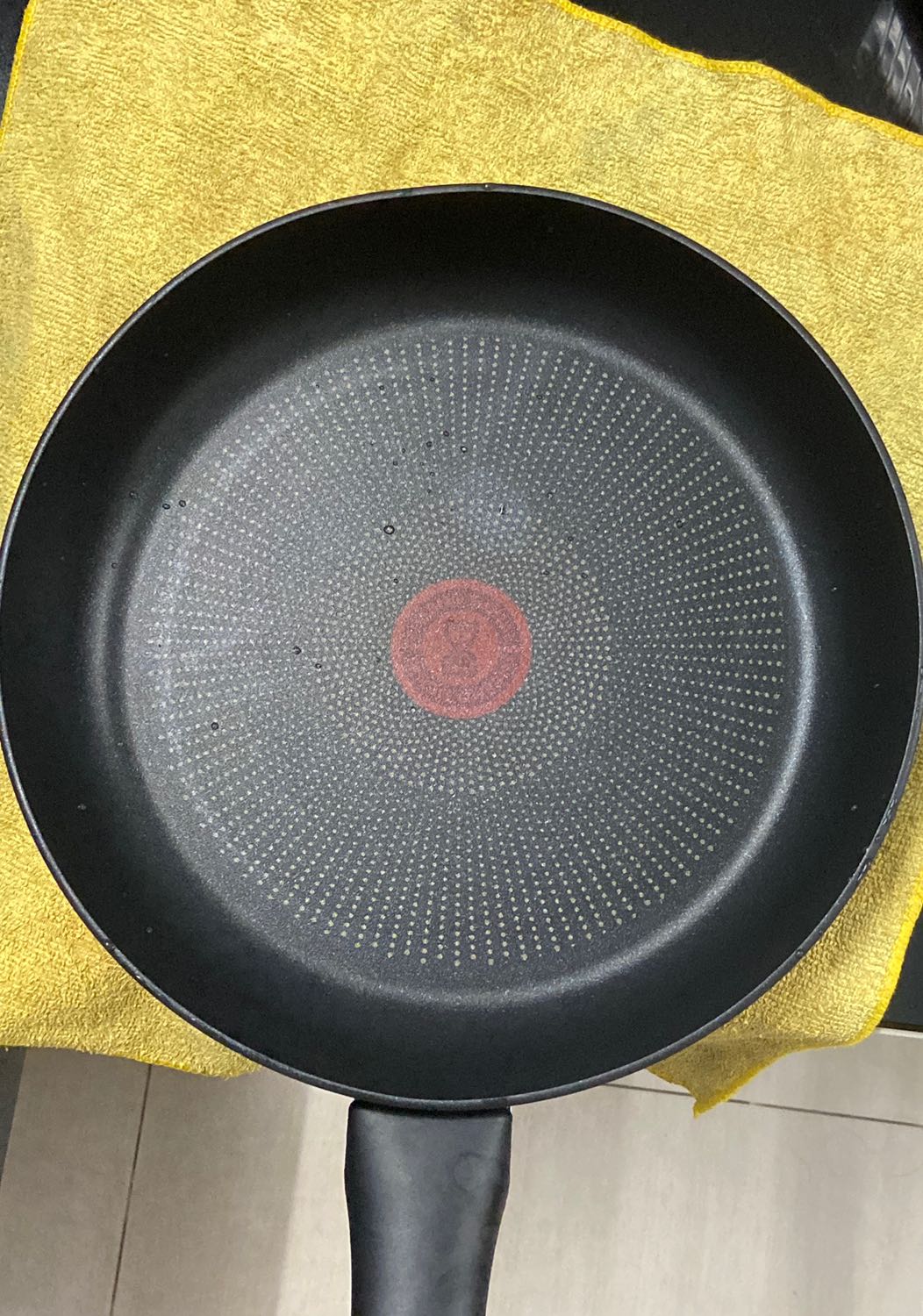 Chảo bị móp! 
Nếu sale off để bán chảo móp thì hy vọng shop nên ghi rõ để mọi người biết nhé, mình ko nghĩ do vẫn chuyển nội địa mà chảo bị móp như vậy, vì thành chảo rất cứng và cũng có khá nhiều người mua ở đây bị móp tương tự như vậy! Vẫn đánh giá 4* vì hàng xịn