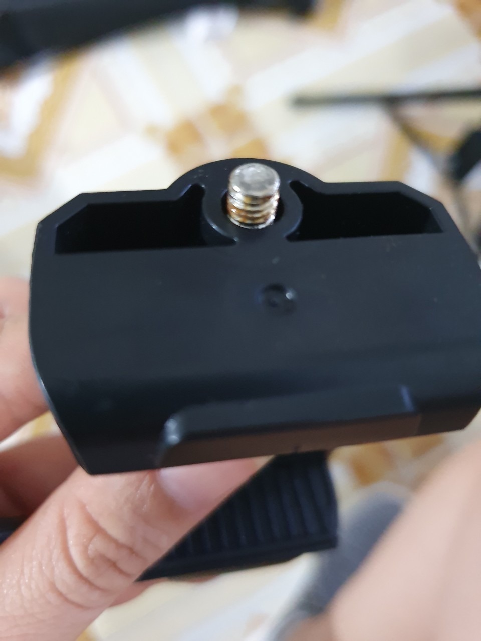 Vừa mở ra quay thử, Vỏ hộp thì rách , vặn cái nút chừng 5 vòng xoay là nứt cái nút rồi, giờ ko thể nào gắn lại được . Cái này mình có trả hàng được không Tiki ơi, giải quyết giúp mình .