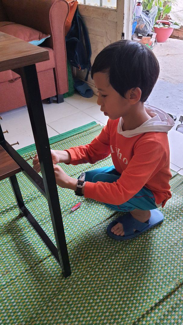 sản phẩm thiết kế đẹp,  chắc chắn,  cách lắp đặt đơn giản,  trẻ con cũng làm được.  sản phẩm quá tốt so với tầm giá, còn 1 chi tiết chưa hoàn hảo là có 1 chỗ hơi hở 1 tí nhưng nằm ở phía dưới kệ sách nên ko ảnh hưởng đến chất lượng sản phẩm,  5 sao để shop bán hàng được hoàn hảo hơn