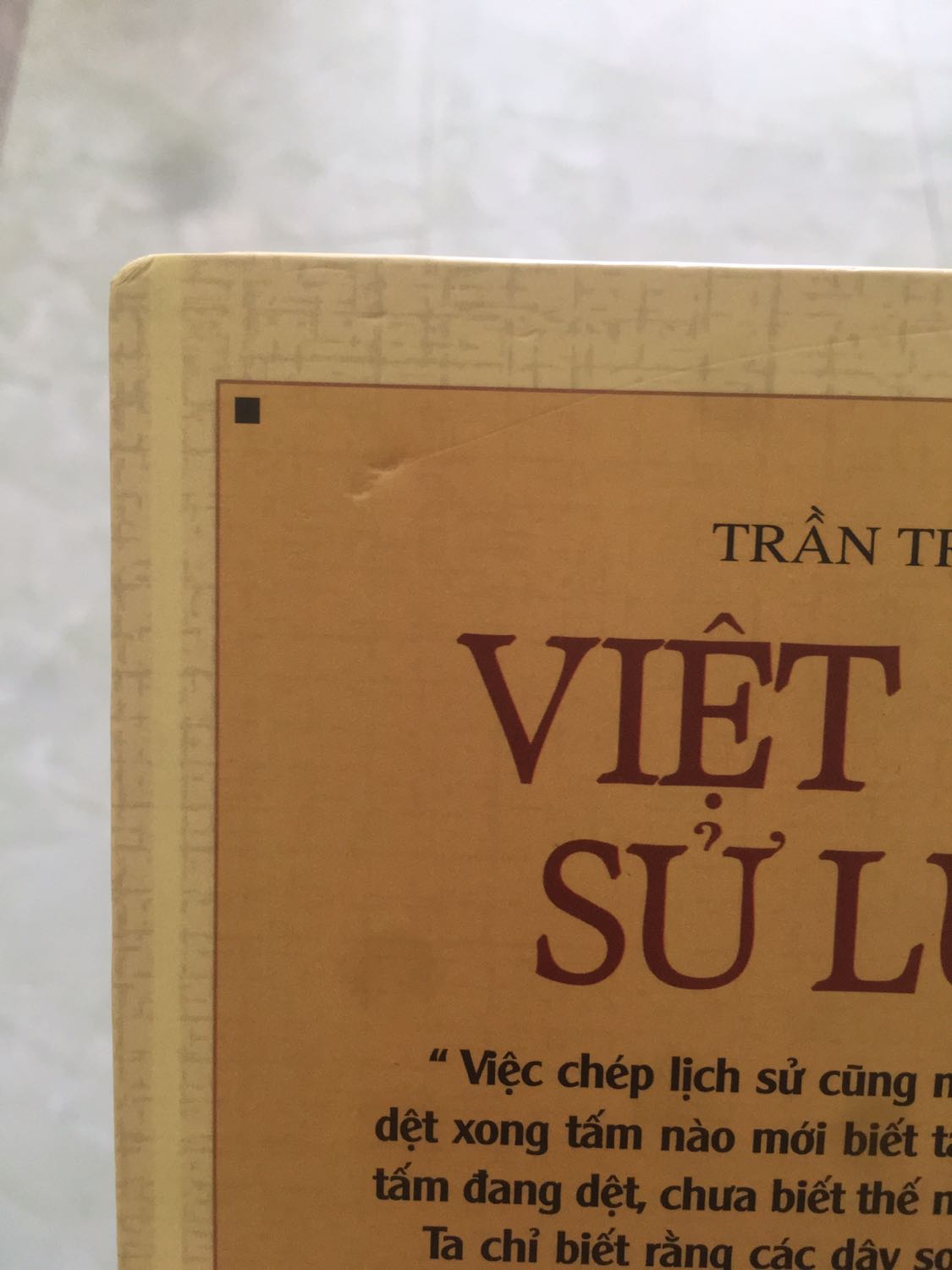 sách mới nhưng có cảm giác đã từng được sử dụng rồi. Các trang sách dính rất nhiều vết bẩn và mặt sau như bị ai lấy vật nhọn rạch. Tiki nên xem lại chất lượng sản phẩm của mình. Được cái sách hay