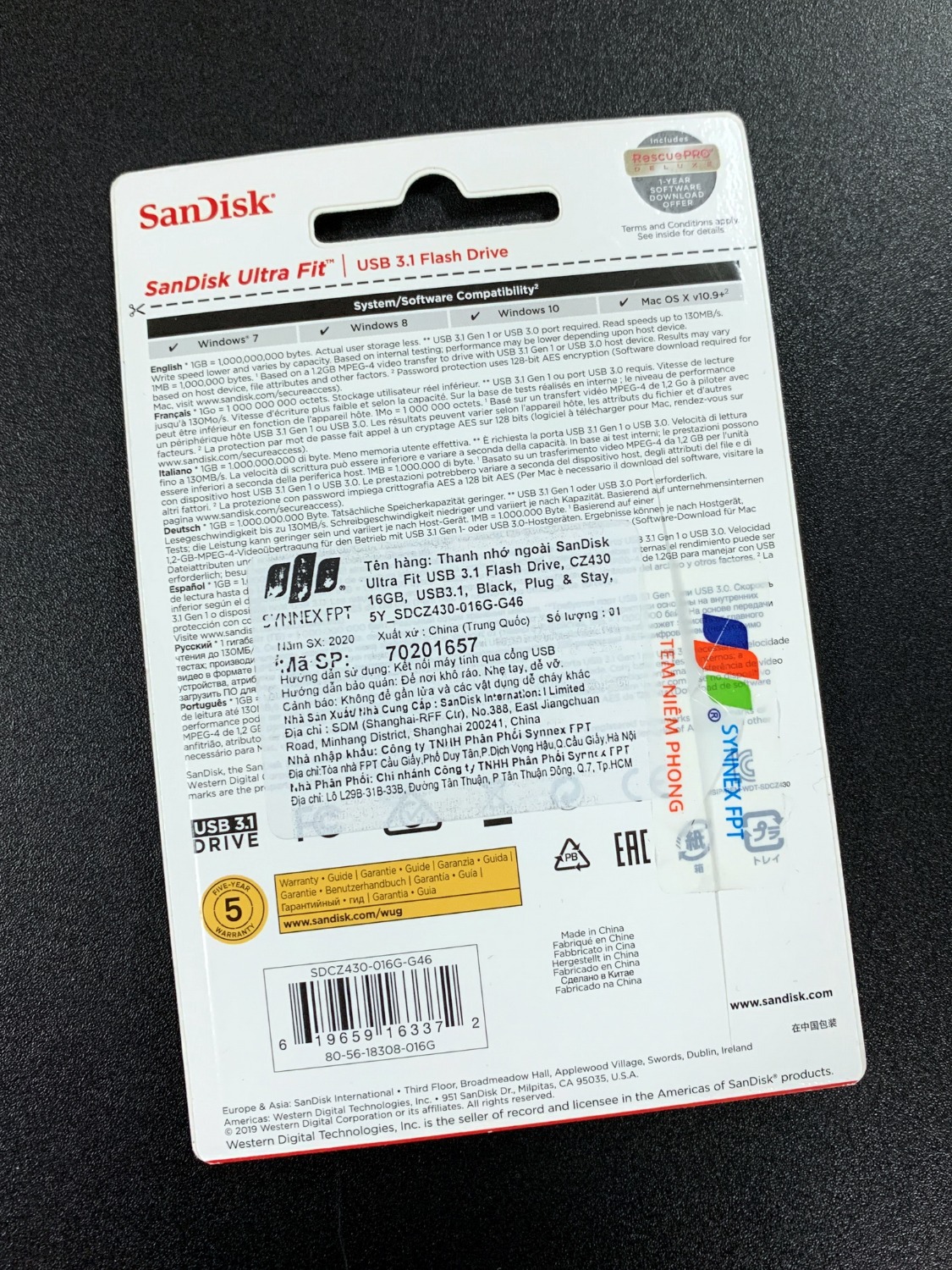 Hàng chính hãng do FPT phân phối, nguyên tem nem phong và tem bảo hành với ngày xuất kho T1/2021 (mua 15/3). Mới dùng 2 hôm cũng chưa nhiều nhưng cơ bản thấy chất lượng ok, tốc độ copy ổn định.
Tiki hẹn giao ngày 17/3 nhưng 18 mới nhận được hàng, ko phải vấn đề lớn vì mình cũng chẳng vội, nhưng nên có thông báo qua web hoặc app thì tốt hơn.