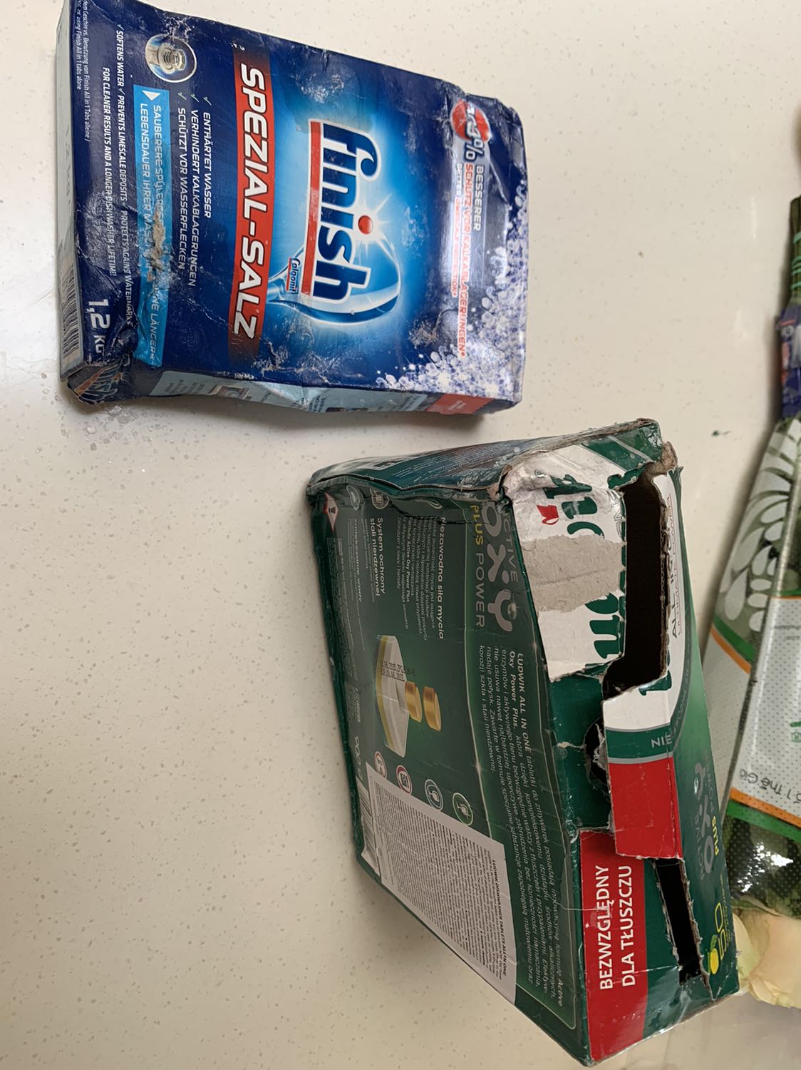 Sản phẩm bị ẩm mốc, bao bì rách nát. Viên rửa bị thấm nước.