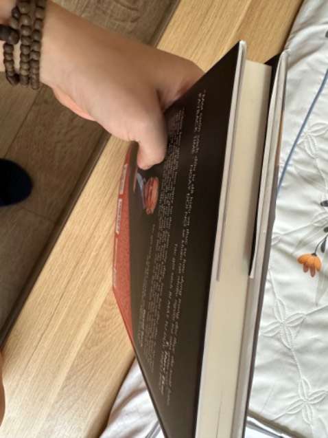 Quyển sách 300k mà bìa ngoài chỉ là tờ bìa bọc vào bìa cứng, cảm giác không xịn. Nhìn từ trên xuống còn bị cong vênh như hình.