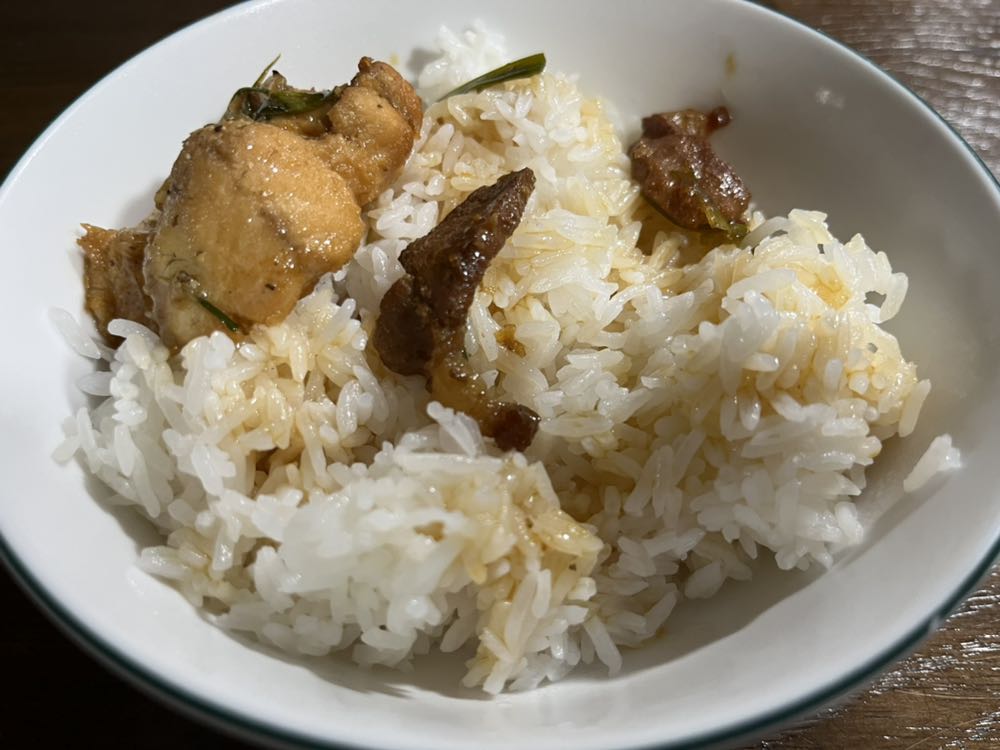 Gạo cực ngon, chất lượng không khác gì so với gạo ST25 chánh gốc của bác Hồ Quang Cua. Hình thức chuẩn chỉnh, hạt gạo dài và thon, lúc chưa nấu nhìn sao lúc chín y chang vậy. Hương vị thì đúng thật khỏi chê, không phải tự nhiên ST25 đạt giải năm đó. Thơm, mềm dẻo, đậm đà, ngồi kế bên nồi cá kho tộ nữa thì xong bữa cơm chắc là đi không nổi.