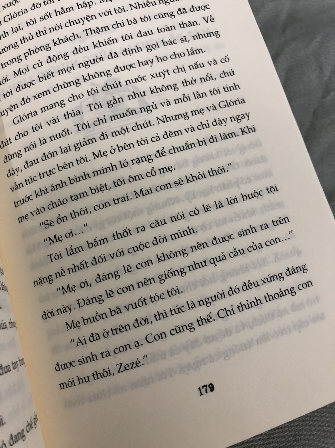 Có những người bước đến, họ lấp đầy hạnh phúc vào từng vết nứt trong tim, khiến chúng được an ủi và chữa lành. Nhưng rồi họ lại ra đi, làm tan vỡ trái tim người ở lại….
Câu chuyện bắt đầu bằng sự vui vẻ, nghịch ngợm của một cậu bé mang tên Zezé và kết thúc là một nỗi đau tột cùng khi mất đi hai người bạn quý giá nhất đời mình.
Khi đọc cuốn tiểu thuyết này, các bạn hẳn sẽ nhiều lần đau xót vì thương cảm cho cậu bé chỉ mới 5 tuổi với một tuổi thơ nhiều rạn vỡ. Nhưng các bạn cũng sẽ mỉm cười và cảm thấy yêu thương sự sống từ trong sâu thẳm tim mình. Bởi trong suốt cuốn tiểu thuyết, người với người đối xử với nhau vẫn rất đỗi dịu dàng, yêu thương và trìu mến. Cho đến khi khép lại cuốn sách, thì trái tim chúng ta lại thổn thức với một nỗi buồn vương vấn, buồn cho sự mất mát từ những yêu thương và buồn cho sự trưởng thành từ những nỗi đau, sự trưởng thành quá sớm mà không ai mong muốn…
Một cuốn tự truyện đầy cảm động, tuy đau đớn nhưng vẫn ngập tràn tình yêu thương!!!
Cảm ơn Tiki 🧡