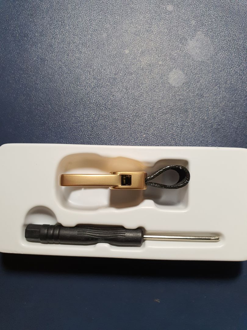 Rất hài lòng. mẫu mã đẹp. không có khoen. giảm tiện ích khi có kèm vít cạy khoen gắn chìa khóa.