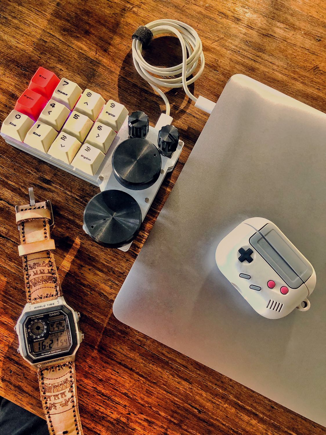 Giao hàng nhanh chóng hợp lý
Đồng hồ thường thì nồi đồng cối đá rồi
Dây gốc khá tốt. Mình thay dây da nhưng nhờ thế mới nhận ra thân đồng hồ là nhựa sơn giả thép. Trong tầm tiền thì hài lòng nhưng mong tìm được đồng hồ thép hết thì tốt hơn