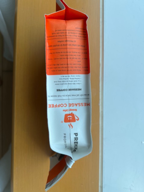 Giao hàng đúng hẹn. Nhà sản xuât Message Coffee có cố gắng giao tiếp với khách hàng. Tuy nhiên, theo tôi, cần cải tiến bao gói để đảm bảo chất lượng sản phẩm khi đến tay khách hàng. Cả hai gói cà phê tôi nhận được đều bị mất mùi, trên bao bì không ghi ngày sản xuất và ngày hết hạn sử dụng.