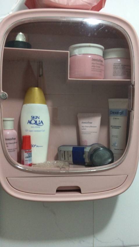 Sản phẩm giống hình, mua về để đồ gọn hẳn. Tủ chắc chắn, màu hồng rất kute. Mỗi tội k để đc lọ tẩy trang byphasse của mk. Giao hàng nhanh. Chấm cho shop 5 sao