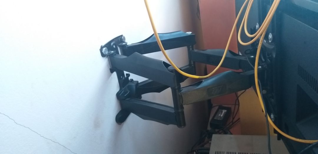 khung cứng cáp, dễ điều chỉnh, mỗi tội lắp hơi phức tạp như kiểu chơi lego ấy ghép mãi mới khớp, thừa hơi nhiều phụ tùng, với mấy cái vít bắt vào tường có vẻ hơi đuối nên m thay bằng ốc 16 đóng xuyên tường cho chắc (lỗ bắt vít hơi nhỏ nên phải khoan to ra mới vừa)