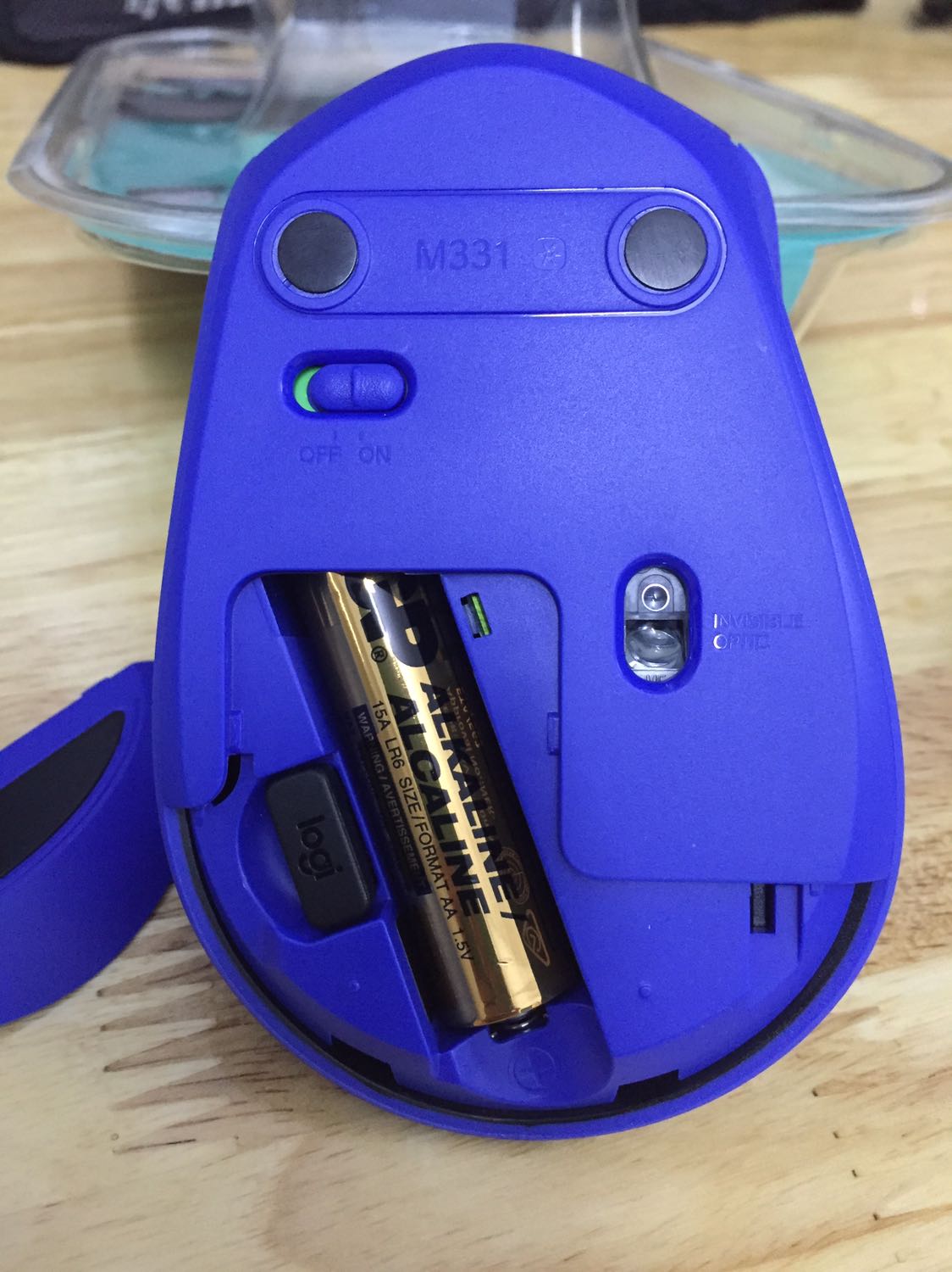 Thấy các bạn chê nhiều chứ mình thì thấy mọi thứ ok
- Hàng nguyên seal, chưa bóc hộp
- số seri trên hộp khác với trên chuột là bình thường, vì nguyên seal thì ko tráo đổi
- đế cao su có hơi dính sẵn là bình thường vì rõ ràng là chuột mới thì ko thể qua sử dụng như một số bạn trước đó comment
- connect nhanh, mượt, chưa thấy giật lác gì
- kích thước cầm tay vừa vặn, giá cả hợp lý