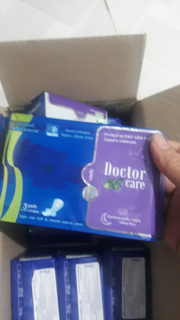 Bao bì mới, vuông vức đẹp đẽ, nhìn là thấy xịn xò, có mùi thơm nữa. Tặng bịch khăn giấy cũng xinh xịn lắm nè.