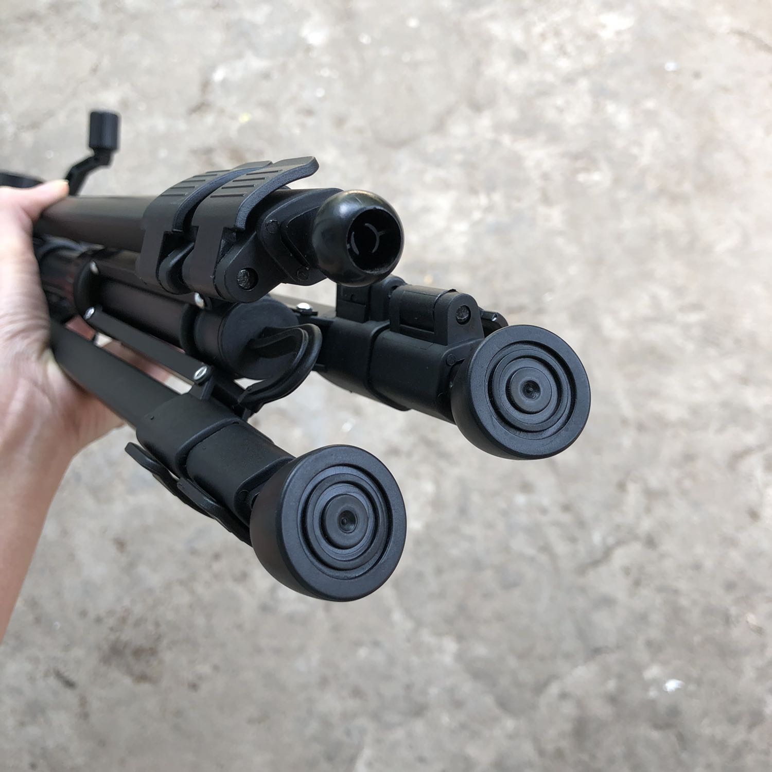 Mình nhận được sản phẩm có tripod kèm hộp, túi đựng rất đẹp. Tiếc một chút là tripod mình nhận chỉ có 2 chân có miếng bọc cao su, 1 chân bị thiếu.
Rất mong Nhà bán hàng có thể gửi thêm cho mình 1 miếng bọc chân tripod này, mình sẽ chịu phí ship như phí ship Tiki.